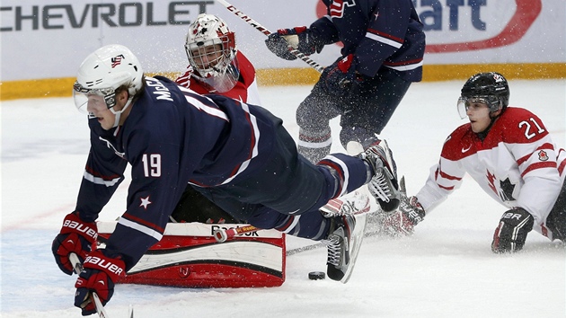 Po souboji s kanadskou obranou pad americk hokejista Jake McCabe.