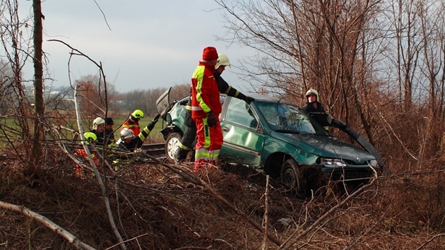 Na Vykovsku havarovalo na Nov rok auto, po nehod skonilo v kolejiti.