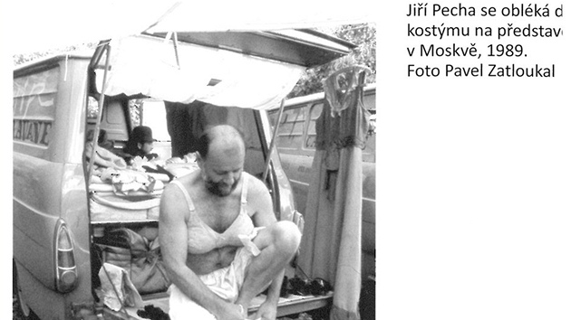 Zájezdů do zahraničí a "pohodlí" v dodávkách si herec Jiří Pecha rovněž užil dosytosti. Na snímku z roku 1989 se v Moskvě převléká do kostýmu na Brechtovu Svatbu. 