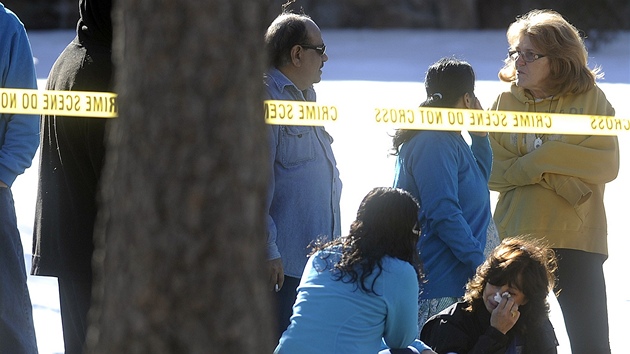 Policie vyetuje okol domu, v nm tonk z pedmst Denveru zabil ti lidi. K mstu inu se zaali schzet lid (5. ledna 2013)
