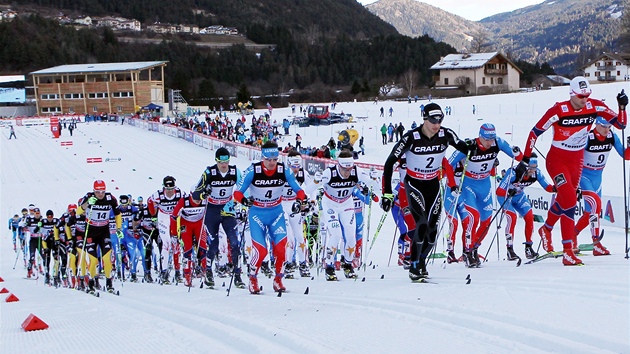 PO STARTU. Balk zvodnk v pedposledn etap Tour de Ski na 15 km klasicky s hromadnm startem.