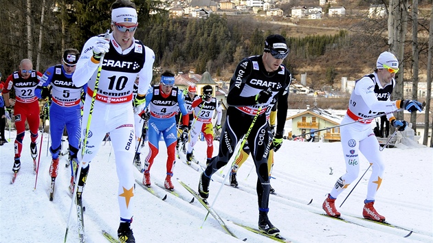 ELO ZVODU. Zvodnci na trati zvodu na 15 km klasicky s hromadnm startem ve Val de Fiemme. S slem 5 v modr kombinze jede Luk Bauer.