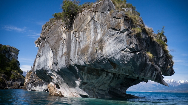 Mstn kaj tmto katedrlm Las Cavernas de Marmol. Pro turisty jsou velkm tahkem, jezero je ovem vyhlen tak svm rybolovem. Nejastji se zde chytaj lososi a pstruzi.