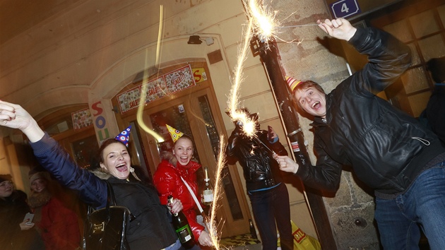 Lid si sebou do centra Prahy pinesli i vlastn pyrotechniku.