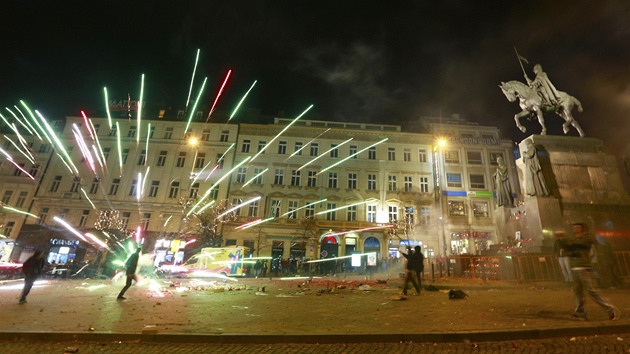 Nkte se rozhodli odpalovat svou pyrotechniku pmo od sochy sv. Vclava na Vclavskm nmst v Praze.