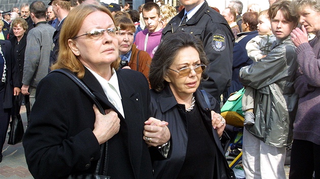 Herečky Jana Brejchová a Jiřina Jirásková odcházejí z posledního rozloučení s Vlastimilem Brodským. V pozadí jde herečka Jiřina Bohdalová. (26. dubna 2002)
