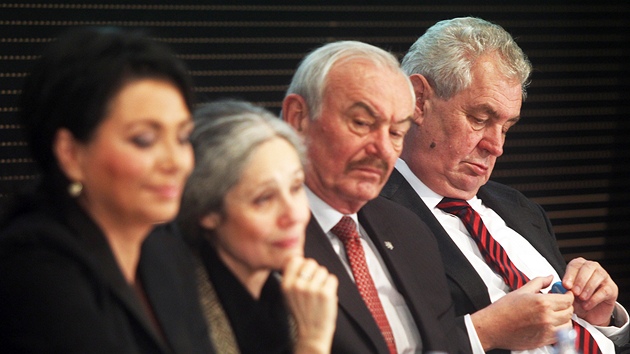 Jana Bobokov, Ta Fischerov, Pemysl Sobotka a Milo Zeman pi debat prezidentskch kandidt v prask NTK. (8. ledna 2013)