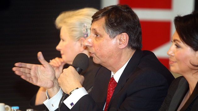 Zuzana Roithov, Jan Fischer a Jana Bobokov pi debat prezidentskch kandidt v prask NTK. (8. ledna 2013)