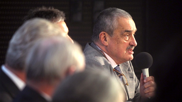 Karel Schwarzenberg odpovd na dotazy pi debat prezidentskch kandidt v prask Nrodn technick knihovn. (8. ledna 2013)