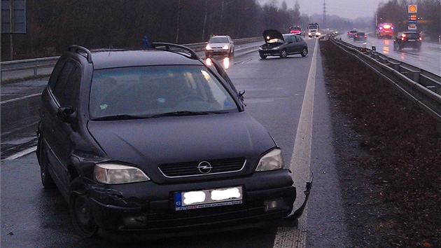 Hromadná nehoda na zledovatlé silnici mezi Ostravou a Frýdkem-Místkem. (2.