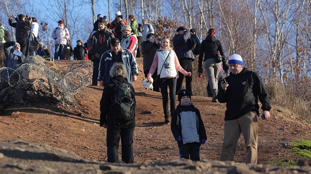 Na hald� to prvn� den roku 2013 vypadalo trochu jako na V�clav�ku. M�sta s vyv�raj�c�m plynem byla zaslepena kamen�m a ostnat�m dr�tem.