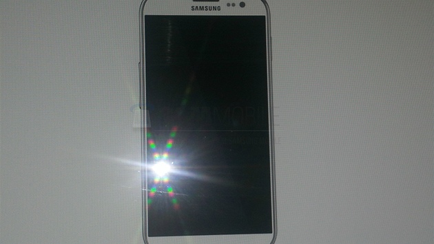 Samsung Galaxy IV by ml pijít o tradiní tlaítko Home.