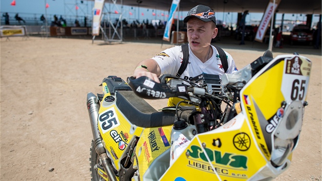 PIPRAVEN. eský motocyklista David Pabika ped startem úvodní etapy Rallye