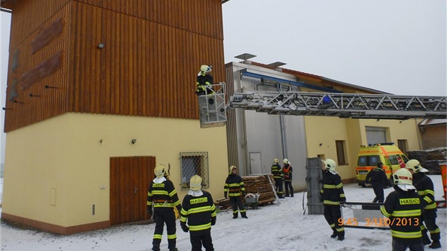 Hasiči zachraňují muže, který ve Vikýřovicích na Šumpersku spadl do stroje na výrobu pilin.