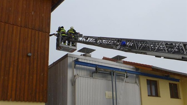 Hasiči zachraňují muže, který ve Vikýřovicích na Šumpersku spadl do stroje na výrobu pilin.