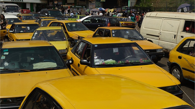 Taxíky, to jsou v Yaoundé v naprosté většině na žluto přestříkané osobní toyoty.