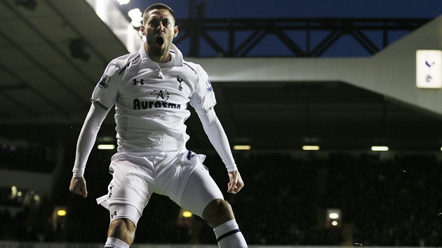 Clint Dempsey z Tottenhamu se raduje z glu proti Readingu.