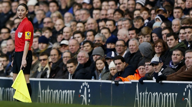 ENA V PREMIER LEAGUE Sian Masseyov jako asistenstka sudho v utkn anglick nejvy soute Tottenham - Reading.