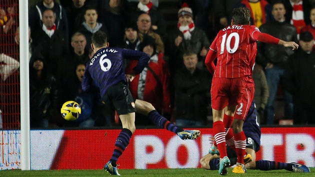 Gastón Ramiréz ze Southamptonu stílí gól do sít Arsenalu.