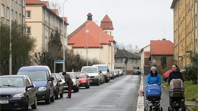 Hakovu ulici v Ledi rozdluje hranice památkové zóny. Na jedné stran zóna