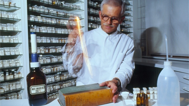 Vroba homeopatickch sms probh specilnm ednm, tzv. potencovnm (ilustran snmek).