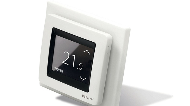 Digitální termostat Devireg™ Touch s dotykovým displejem řídí vytápění prostřednictvím integrovaného časovače a adaptivního regulátoru, který neustále 
vyhodnocuje teplotní gradient místnosti (doba 
ohřevu / doba chladnutí v  závislosti na  změně 
teplotní ztráty), a  proto je schopen přesně 
určit dobu nezbytnou k dosažení požadované 
teploty. 