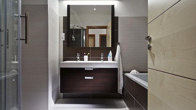 Sandřin byt. Koupelna v hnědobílém provedení je dostatečně velká, aby se do ní vešla jak vana, tak sprchový kout.



