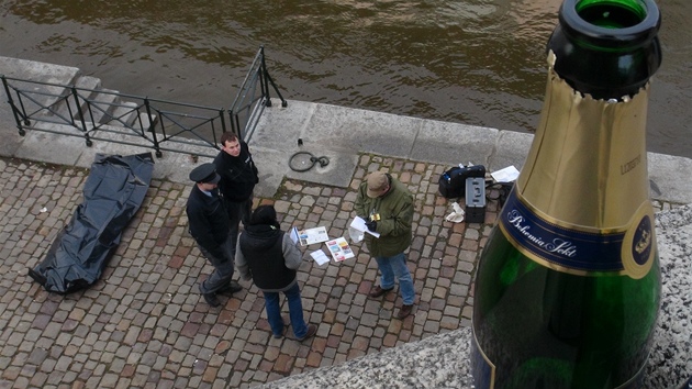 Prvn den roku 2013 leel na nplavce u echova mostu v Praze mrtv mu. Podle policie lo o tiapadestiletho bezdomovce. Pinu jeho mrt et kriminalist, mu mon spchal sebevradu. 