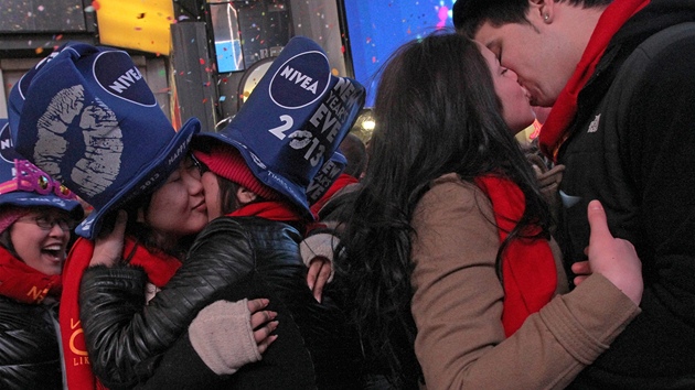 Polibky na newyorskm Times Square v prvnch minutch novho roku 2013.
