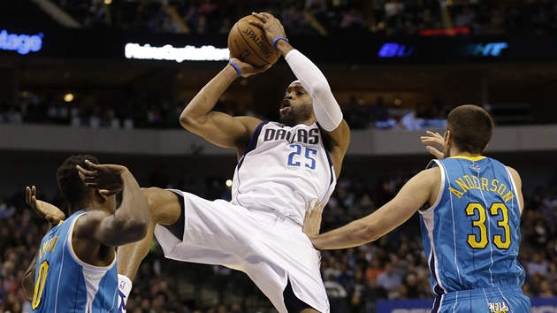 Vince Carter z Dallasu zakonuje mezi Al-Farouqem Aminem a Ryanem Andersonem z New Orleans.