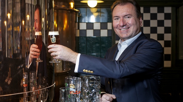 Manel prezidentsk kandidtky Jany Bobokov Pavel, kter je majitelem nkolika sklren vyrbjcch lahve (16. listopadu 2012, Praha).
