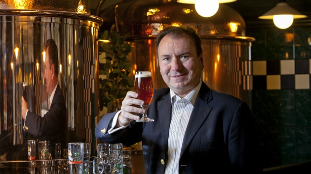 Manel prezidentsk kandidtky Jany Bobokov Pavel, kter je majitelem nkolika sklren vyrbjcch lahve (16. listopadu 2012, Praha).