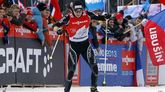 CL JE BLZKO. Dario Cologna ze vcarska si b pro druh msto v zvren etap Tour de Ski. 