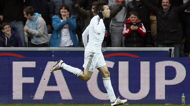 NESLYM VS. Fotbalista Swansea Michu slav gl v duelu Anglickho pohru proti Arsenalu. 