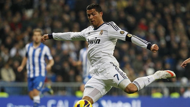 NECHYTATELN STELA. Cristiano Ronaldo se napahuje ke glov rn. 