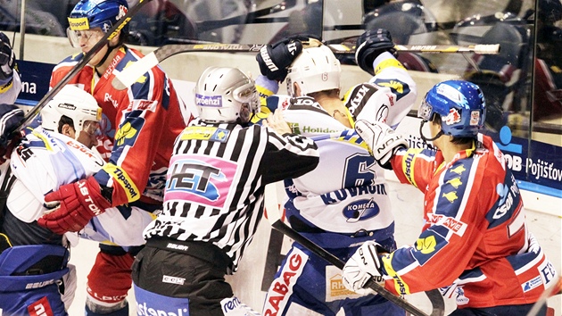 RVAKA. V reprze poslednho extraligovho finle se jiskilo. Hokejist Pardubic a Komety Brno se pustili do vzjemn potyky. 