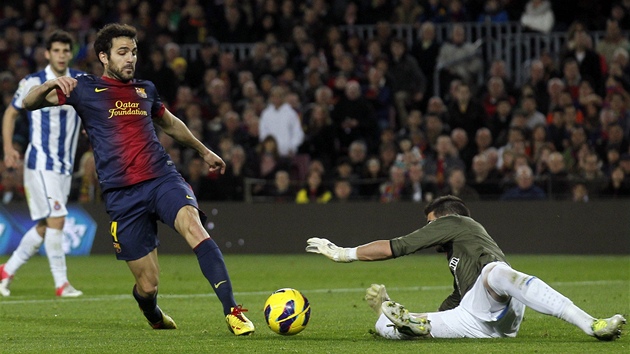 KDO TAM BUDE DV? Brank Espanyolu Barcelona Kiko Casilla se sna ukrst m z nohy Cesca Fabregase. 