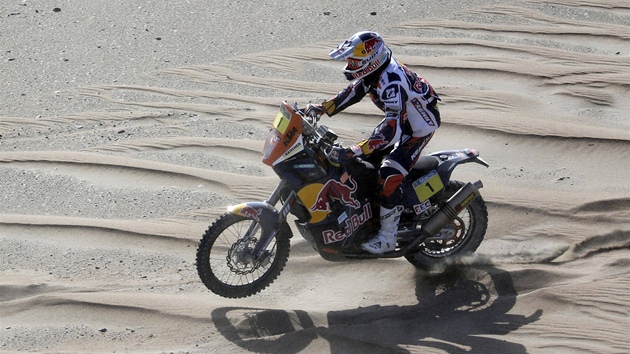 Cyril Despres na motocyklu KTM projd druhou etapou Rallye Dakar. 