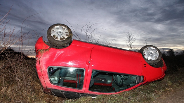 Nehoda řidičky osobního vozu na náledí u přehrady Rozkoš (4.1.2013).