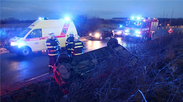 Dopravn nehoda idiky na namrzl silnici u hrze Rozkoe na Nchodsku (4.1.2013).