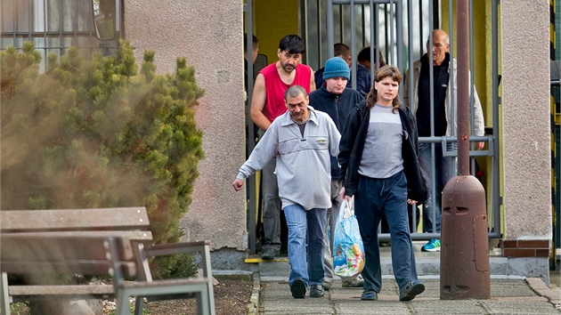 Amnestovaní vězňové opouštějí věznici v Hradci Králové (2.1.2013).