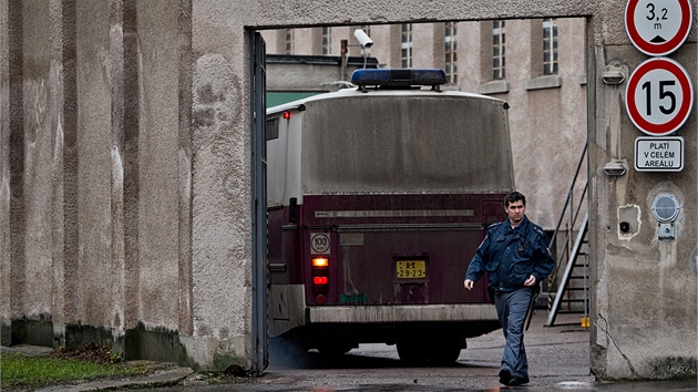 Autobus Vězeňské služby přiváží amnestované do vazební věznice v Hradci Králové, odkud jsou propouštěni na svobodu (3.1.2013).