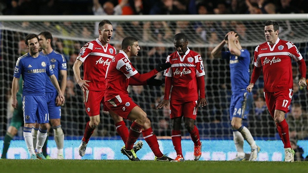 ROZHODL BVAL HR CHELSEA. Shaun Wright-Phillips (tet zprava) z Queens Park Rangers se z vtznho glu proti Chelsea neradoval.