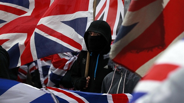 Protesty v Belfastu vyvolalo sejmut britsk vlajky z radnice. (7. ledna 2013)
