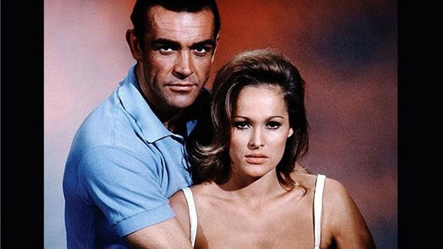 Sean Connery a Ursula Andressov ve filmu Dr. No (1962)