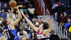 Dirk Nowitzki z Dallasu stílí, jeho pokus zkouí zblokovat Jan Veselý z