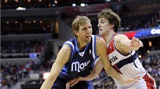 Dirk Nowitzki z Dallasu (vlevo) v tsném souboji s Janem Veselým z Washingtonu.