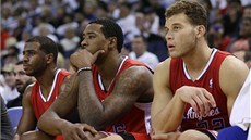 Zadumaná lavika Los Angeles Clippers. Zleva: Chris Paul, DeAndre Jordan a
