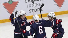 Američtí hokejisté slaví první branku v semifinále MS dvacítek proti Kanadě.