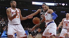 Tim Duncan (upost�ed) ze San Antonia ztratil mí� v souboji s dvojicí Marcus